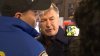 El actor Alec Baldwin se enfrenta a un manifestante pro-palestino en Manhattan