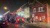 Bomberos combaten incendio en un edificio de apartamentos en Cicero