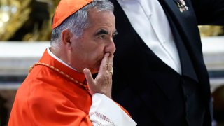 El Vaticano condena al cardenal Becciu y otras 8 personas por un escándalo financiero