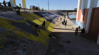 Activistas protestan contra violencia a migrantes con 70 murales en frontera México-EE.UU.