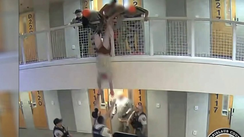 En video: el momento en que un prisionero intenta saltar de cabeza del segundo piso de una cárcel