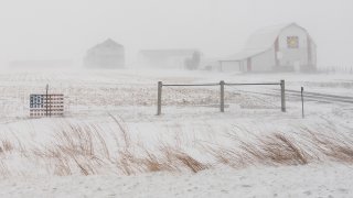 Vista de una granja durante una tormenta de nieve cerca de Galva, Iowa, el 13 de enero de 2024.