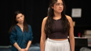 Leslie Sophia Pérez ensaya para el estreno mundial en el Teatro Steppenwolf de “A home what howls (o la casa que era barranco)”.
