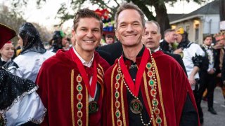 David Burtka y Neil Patrick Harris reinan como monarcas famosos del Krewe of Orpheus durante el Mardi Gras de 2024 el 12 de febrero de 2024 en Nueva Orleans, Luisiana.