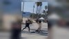 Captado en video: mujer desnuda se enfrenta a otra con un garrote en playa del sur de California