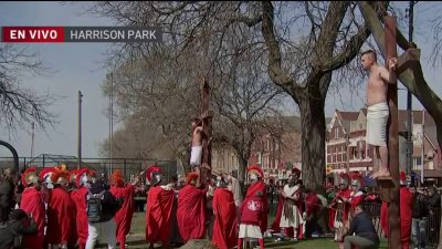 Realizan tradicional Vía Crucis en Pilsen y por primera vez en tres idiomas