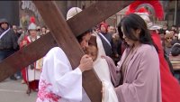 Miles de católicos acuden al Vía Crucis en Pilsen