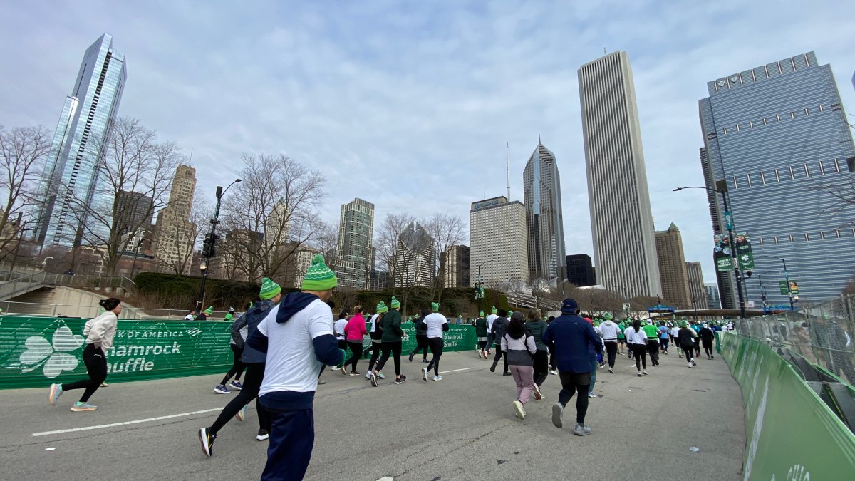 Esta es la medalla de la carrera Shamrock Shuffle Telemundo Chicago