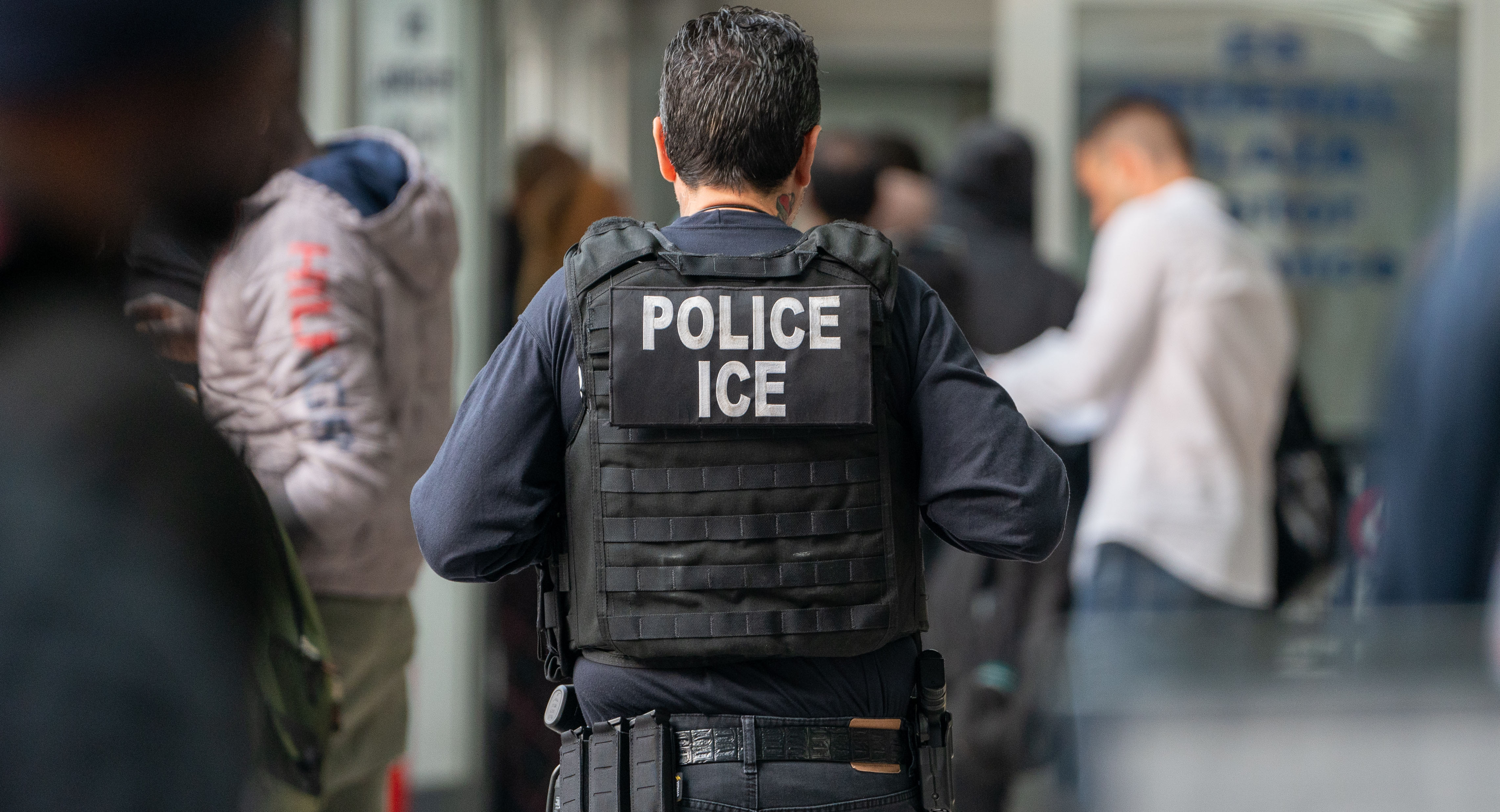 https://media.telemundochicago.com/2024/03/TLMD-agente-ice.jpg