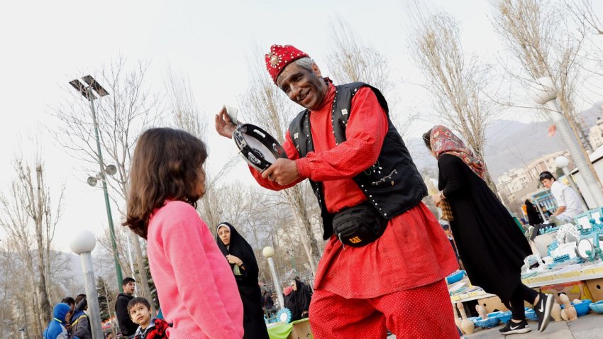 Detienen a dos mujeres en Irán por bailar disfrazadas de un personaje masculino