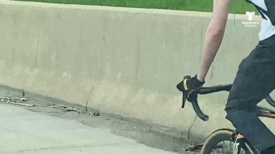 Captan en video a un ciclista andar por la I-90 en Chicago