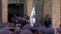 La policía de Chicago se reúnen afuera de la iglesia durante el funeral del oficial caído Luis Huesca del CPD.