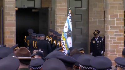 La policía de Chicago se reúnen afuera de la iglesia durante el funeral del oficial caído Luis Huesca del CPD.
