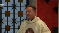 El Padre Matthew Foley elogia el legado de bondad y servicio del oficial Luis Huesca en Chicago