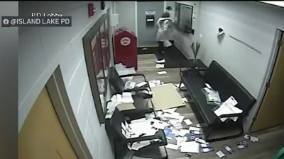 Captado en cámara: Mujer destruye vestíbulo de comisaría