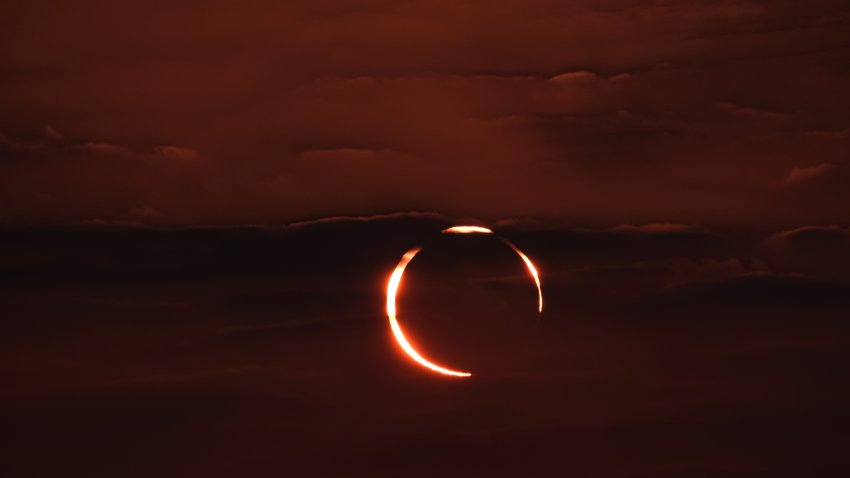 El raro eclipse solar anular "anillo de fuego" visto desde la carretera de Corniche en Doha, Qatar.