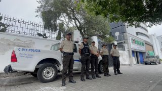 Policías ecuatorianos custodian la Embajada de México en Quito el sábado, tras los hechos del viernes.