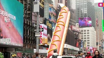 ¿Qué hace ese gigantesco perro caliente en Times Square?