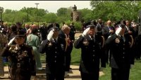 Honran a policías que han muerto en el cumplimiento del deber en Illinois