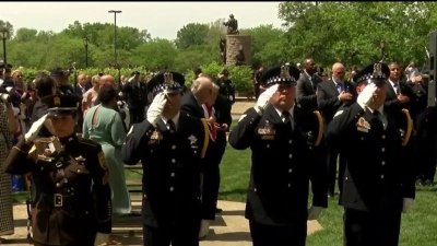 Honran a policías que han muerto en el cumplimiento del deber en Illinois