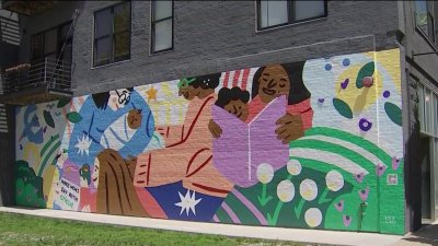 Artista local realiza mural en honor a las madres