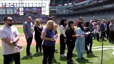 Realizan ceremonia de naturalización en el estadio de los White Sox