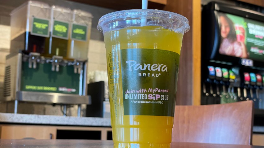 En esta ilustración fotográfica, una limonada cargada de cítricos Panera Bread mango yuzu se muestra en un restaurante Panera Bread el 01 de noviembre 2023 en Novato, California.