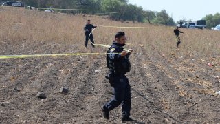 La policía acordona el área donde voluntarios dijeron que habían encontrado un crematorio clandestino en Tláhuac, en las afueras de la Ciudad de México, el miércoles 1 de mayo de 2024.