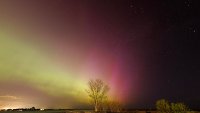 La aurora boreal se ilumina en el cielo nocturno sobre Plum Island y la desembocadura del río Merrimack, en Newburyport, Massachusetts, EE.UU.EFE//CJ GUNTHER