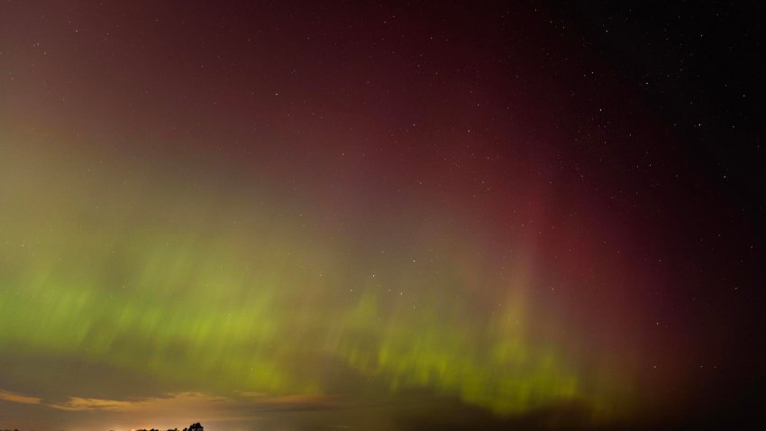 La aurora boreal se ilumina en el cielo nocturno sobre Plum Island y la desembocadura del río Merrimack, en Newburyport, Massachusetts, EE.UU. EFE/CJ GUNTHER