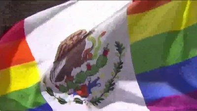 Aurora celebra el desfile del orgullo LGBTQ+