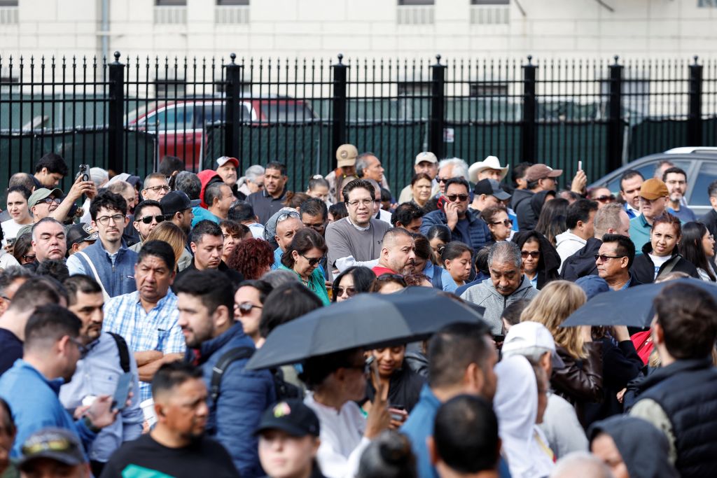 Mexicanos en Chicago esperan por votar en las presidenciales de Mexico de este domingo 2 de junio, en la sede consular mexicana en el centro de la ciudad. (Foto: KAMIL KRZACZYNSKI/AFP via Getty Images)