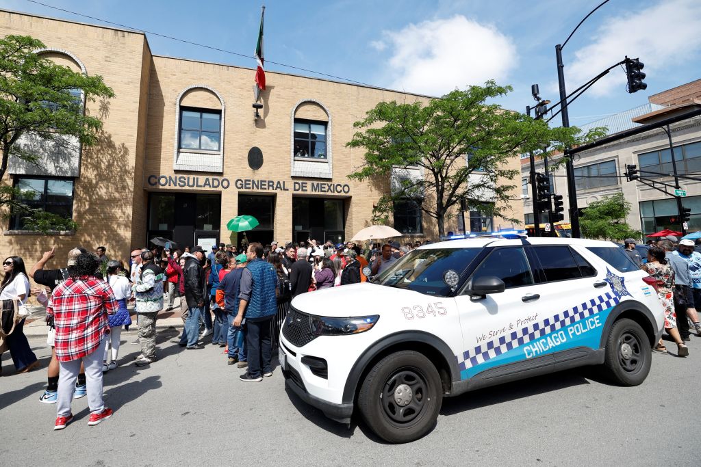 Mexicanos en Chicago esperan por votar en las presidenciales de Mexico de este domingo 2 de junio, en la sede consular mexicana en el centro de la ciudad. (Foto: KAMIL KRZACZYNSKI/AFP via Getty Images)