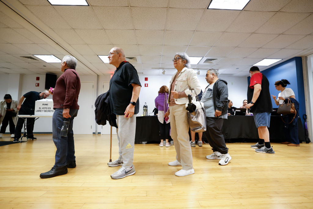 Mexicanos en Chicago esperan por votar en las presidenciales de Mexico de este domingo 2 de junio, en la sede consular mexicana en el centro de la ciudad. (Foto: KAMIL KRZACZYNSKI/AFP via Getty Images).