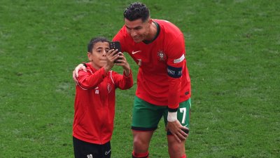 En video: jovencito evade la seguridad y se toma selfie con Cristiano Ronaldo
