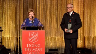 Joan Payden (izquierda) y el teniente coronel John M. Chamness (derecha) hablan en el escenario de los Premios Sally 2019 del Ejército de Salvación en el Beverly Wilshire Four Seasons Hotel el 19 de junio de 2019 en Beverly Hills, California.