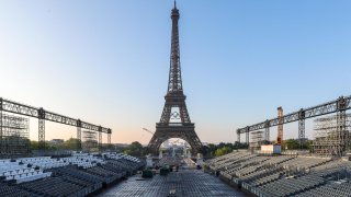 La Torre Eiffel exhibe los 5 aros olímpicos