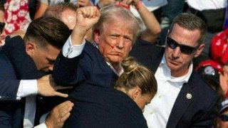 El candidato republicano Donald Trump es visto con sangre en su rostro rodeado de agentes del servicio secreto mientras es sacado del escenario en un evento de campaña en Butler Farm Show Inc. en Butler, Pensilvania, el 13 de julio de 2024.