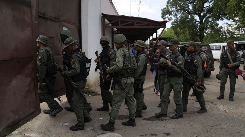 ARCHIVO – Soldados realizan una redada en el Centro Penitenciario de Tocorón, Venezuela, el miércoles 20 de septiembre de 2023. (AP Foto/Ariana Cubillos, archivo)