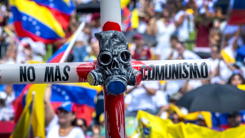 Miami (United States), 03/08/2024.- Venezuelans and Miami residents take part in a demonstration over Venezuela’s 28 July presidential elections in Miami, Florida, USA, 03 August 2024. Venezuelan opposition has rejected what they consider to be fraud in the official results of the National Electoral Council (CNE), which proclaimed Nicolas Maduro as re-elected president of Venezuela with 51.2 percent of the votes. (Elecciones, Protestas) EFE/EPA/CRISTOBAL HERRERA-ULASHKEVICH