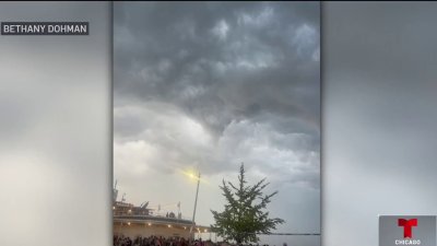 Cámara capta nube en forma de tornado en una playa de Chicago