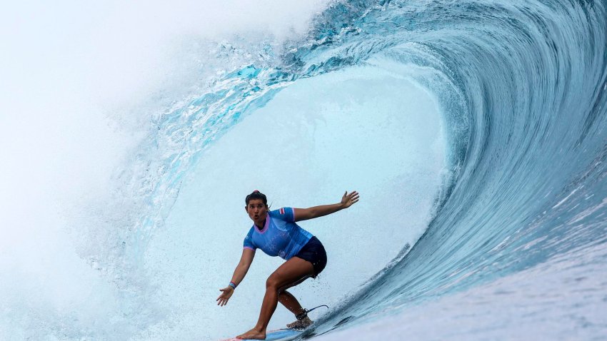 Fotografía del pasado 28 de julio de Brisa Hennessy, de Costa Rica, en acción durante la primera ronda de la competición femenina de surf de París 2024 en Teahupo’o, Tahiti. EFE/FAZRY ISMAIL