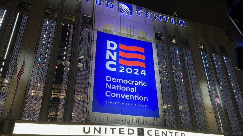 CHICAGO, ILLINOIS - 15 DE AGOSTO: Trabajadores preparan el United Center para el inicio de la Convención Nacional Demócrata (DNC) el 15 de agosto de 2024 en Chicago, Illinois. La DNC se celebra del 19 al 22 de agosto. (Foto de Joe Raedle/Getty Images)