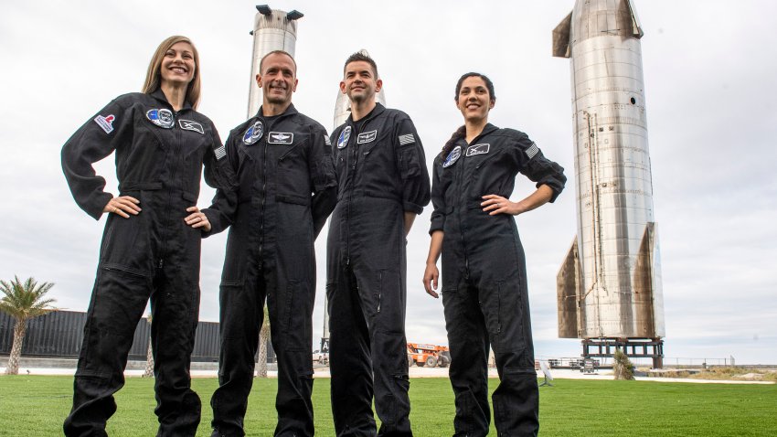 BOCA CHICA, TX - 11 DE FEBRERO: La tripulación del próximo vuelo privado de astronautas de SpaceX llamado Polaris Dawn, (de izquierda a derecha) Anna Menon, que trabaja en el desarrollo de operaciones de astronautas para SpaceX, Scott Poteet, que fue director de la misión Inspiration4 de SpaceX, Jared Isaacman, que financia la misión y Sarah Gillis, ingeniera jefe de operaciones espaciales de SpaceX. Posan en el Starbase Complex de Boca Chica. Foto de Jonathan Newton/The Washington