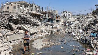 Un niño camina entre lo que quedó de su barrio, en el norte de Gaza, el 14 de agosto.