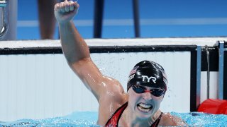 Katie Ledecky celebra tras ganar la medalla de oro en los 1,500 m estilo libre, el sábado en Nanterre, Francia.