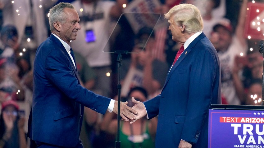 Donald Trump y Robert F. Kennedy Jr., juntos en evento de campaña en Glendale