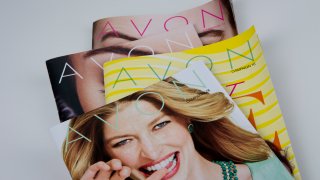 Los catálogos de productos de Avon Products Inc. están preparados para una fotografía en Nueva York, EE. UU., el martes 30 de julio de 2013. Avon Products Inc., el minorista de cosméticos puerta a puerta, publicará sus resultados el 1 de agosto.