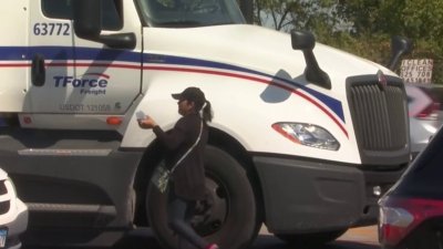 Migrante enfrenta peligros vendiendo en medio de los carros