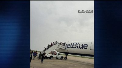 Avión de JetBlue aterriza de emergencia en Kansas tras detectarse humo en la cabina